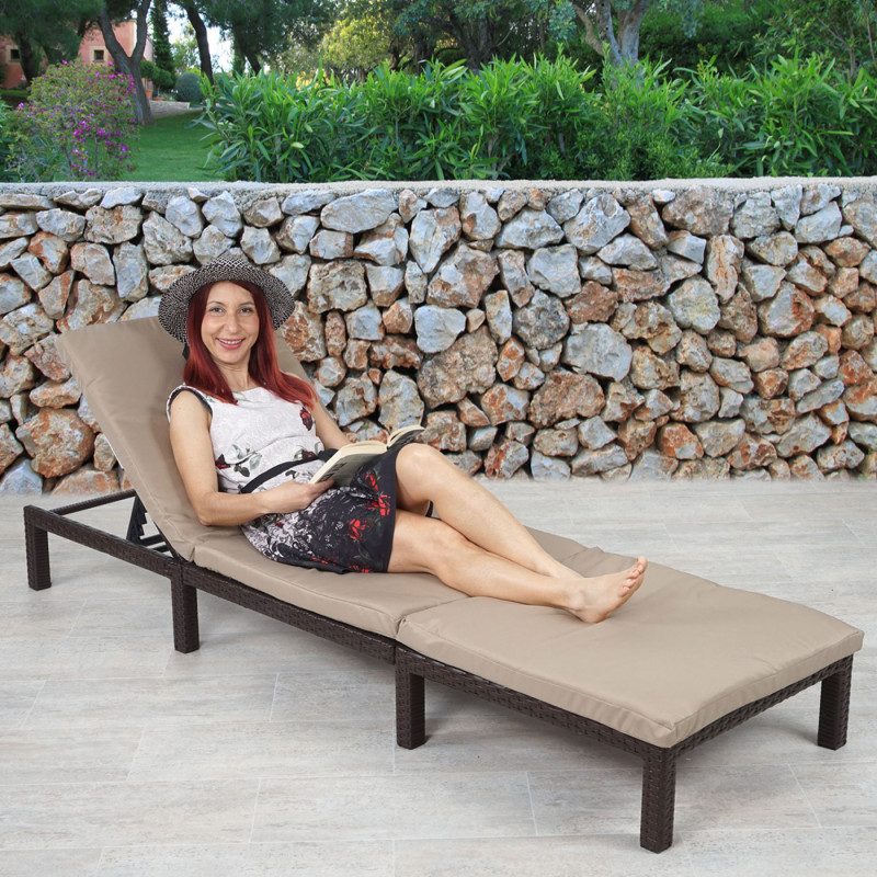 Chaise longue polyrotin, bain de soleil, transat de jardin - Basic marron, coussin crème