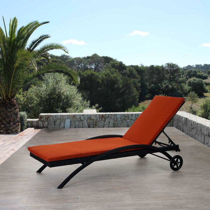 Chaise longue Kastoria, polyrotin, bain de soleil - marron chiné, coussin terre cuite